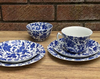 Trio de chá vintage Burleigh “Arden” azul e branco floral dos anos 1950 com açucareiro e prato extra – Staffordshire, Inglaterra