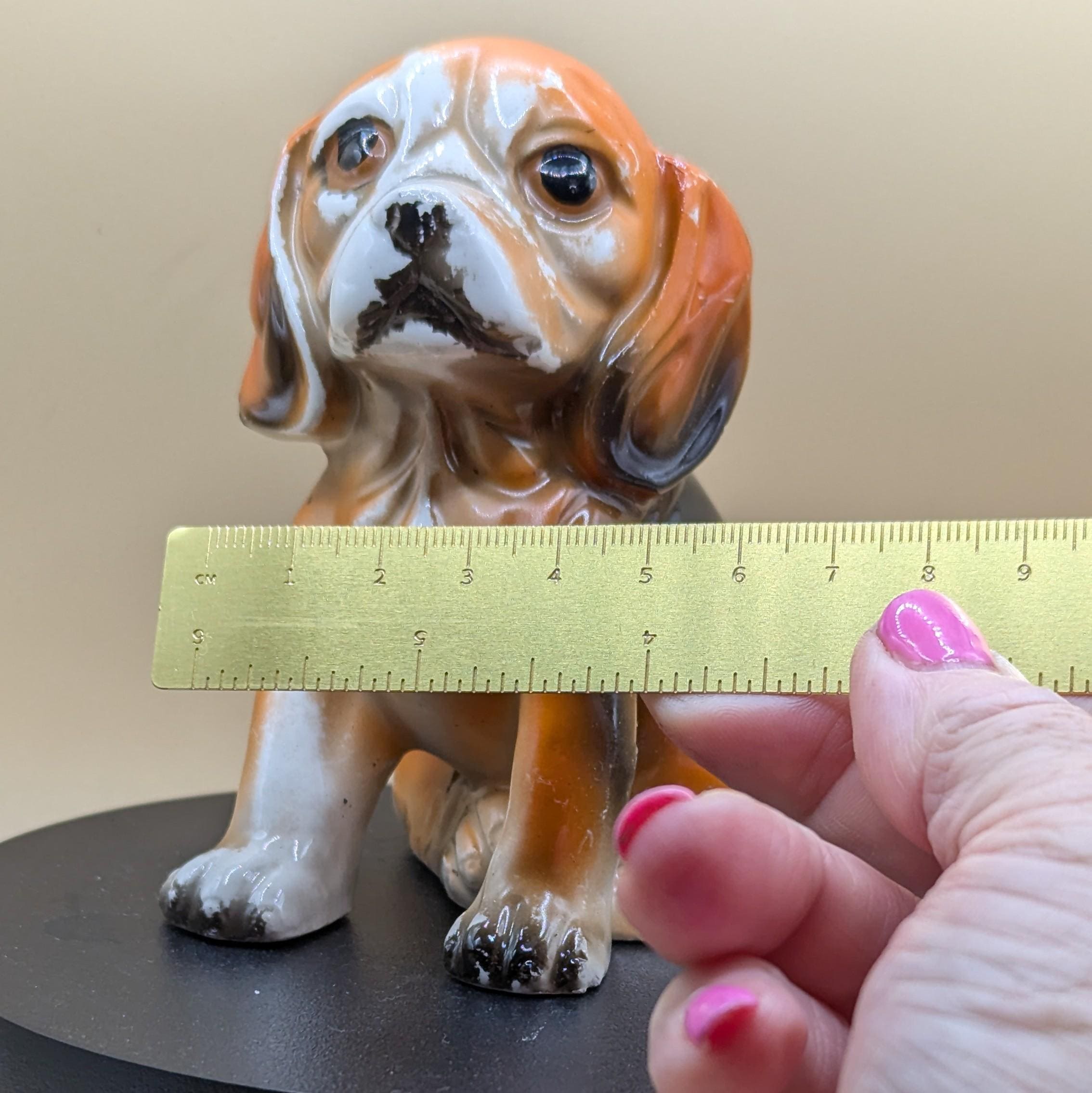 1950年代のヴィンテージ日本製陶器製ビーグル犬の置物 - 手描き陶器の