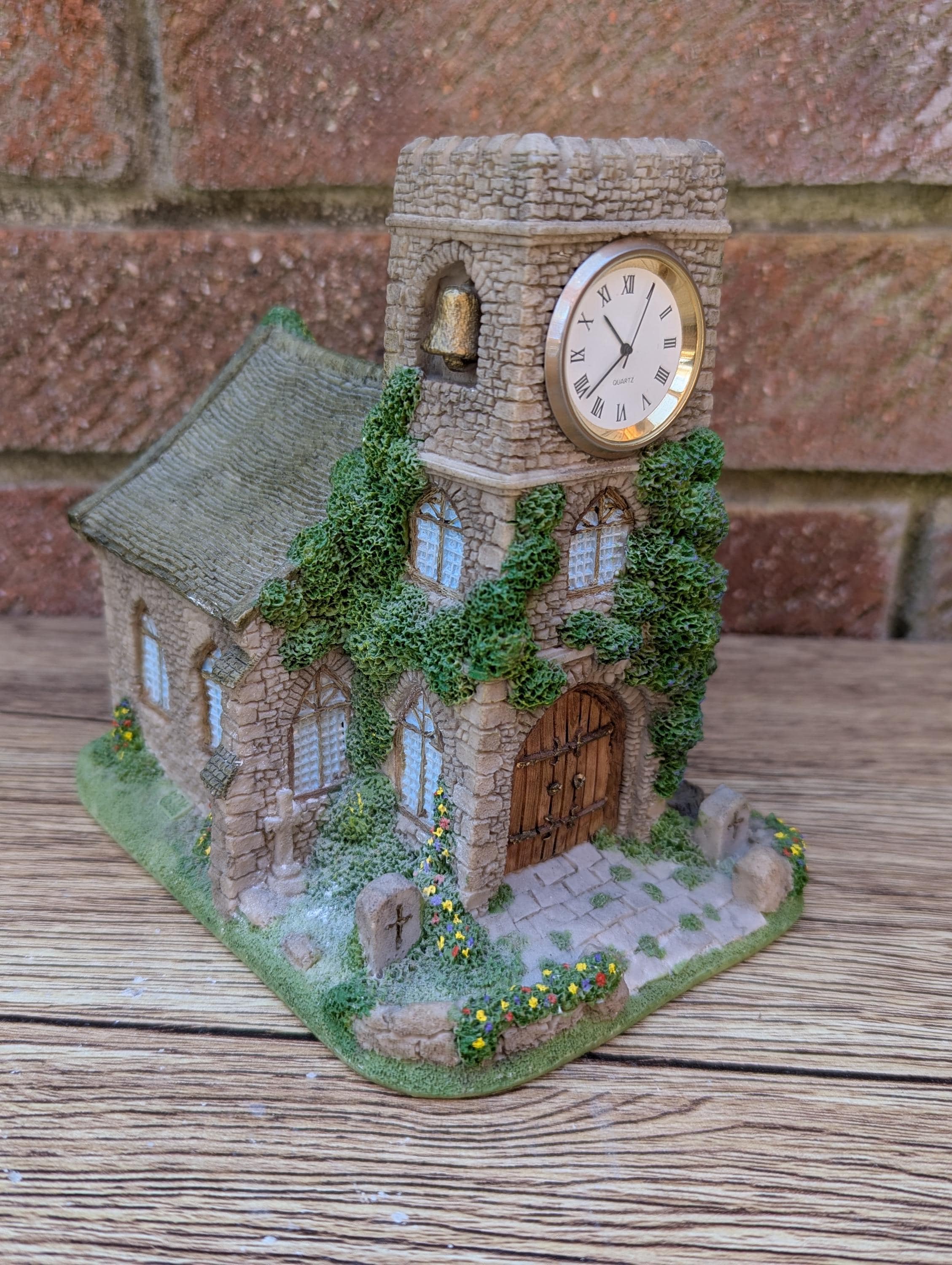 リリパットレーン　LILLIPUT LANE  CULBONE CHURCH Lilliput Lane - The Crooked Spire