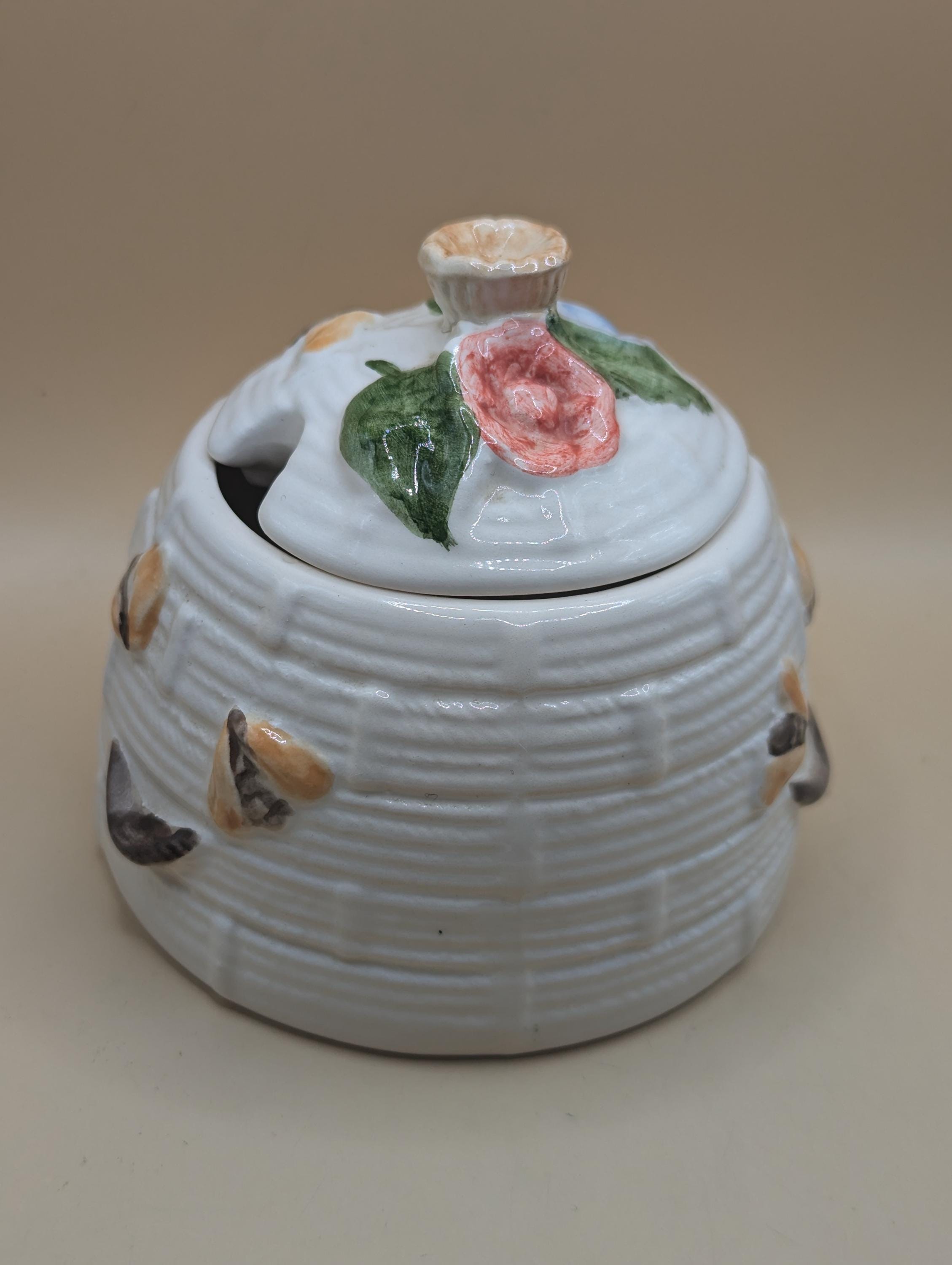 花と蜂が描かれた、ヴィンテージでキュートな陶器のハニーポット