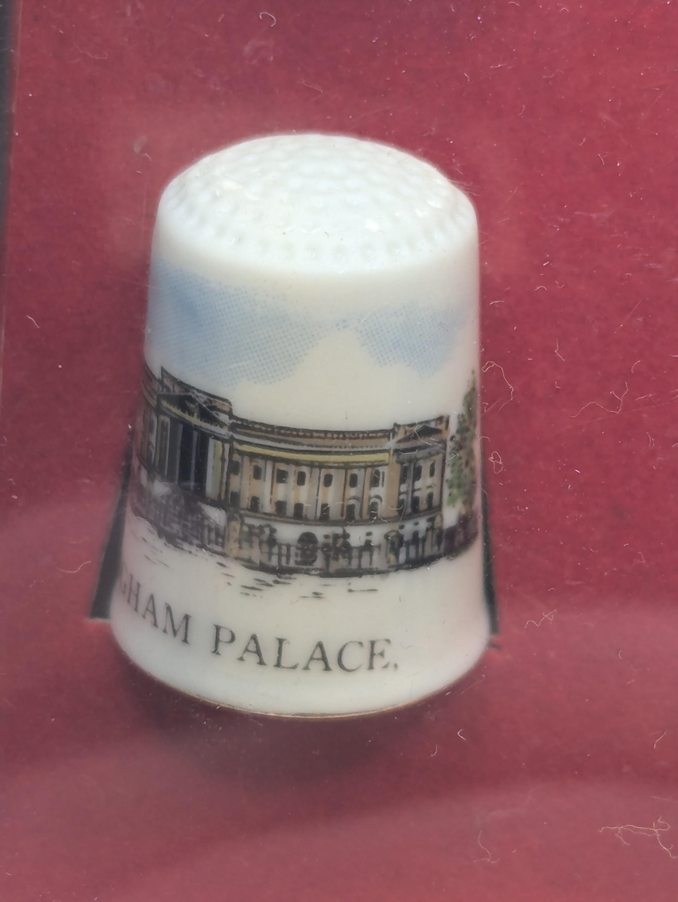 PORCELAINE Dé à Coudre – Dé à Coudre en porcelaine fine avec London tours et hallebardier – London souvenir de collection : Lamb
