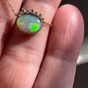 Australischer Opal und Diamant Anhänger aus solidem Gold. Geschenke für sie, Geschenke für Mädchen, Geburtstagsedelstein.