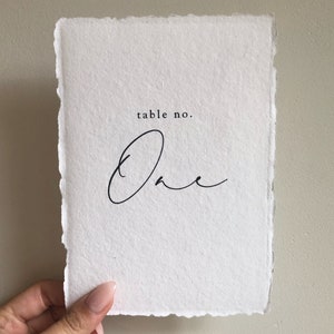 Numeri da tavolo per matrimonio in carta con bordo frastagliato / 5x7 / corsivo