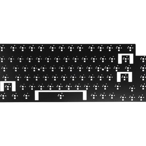 Könnte beinhalten: Schwarze Tastaturplatte mit einem Raster aus Löchern und Ausschnitten für Tastenkontakte. Die Platte ist für ein 60% Tastaturlayout ausgelegt.