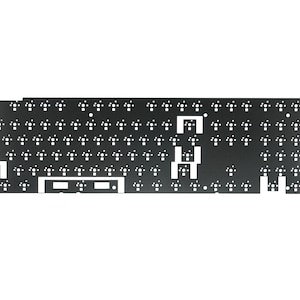 Puede incluir: Una placa de teclado negra con una disposición estándar de teclas. La placa está hecha de metal y tiene un acabado liso y mate.