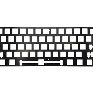 Puede incluir: Placa de teclado de metal negro con recortes para interruptores de teclas y puntos de montaje. La placa es rectangular y está diseñada para una disposición de teclado del 60%.