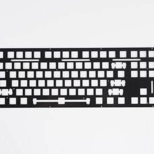 Puede incluir: Placa de teclado de metal negro con recortes para interruptores de teclas y estabilizadores. La placa está diseñada para una disposición de teclado del 60%.