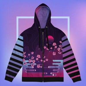 Könnte beinhalten: Kapuzenpullover mit Reißverschluss und einem lebendigen, farbenfrohen Design. Der Hoodie zeigt eine Skyline-Silhouette, rosa Kirschblüten und eine Retro-Sonnenuntergangsgrafik. Die Ärmel haben Streifenmuster in Blau-, Lila- und Schwarztönen.
