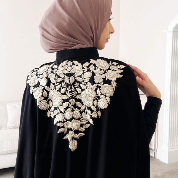 Capa negra modesta inspirada en Abaya para mujer: moda islámica, ropa modesta, compatible con hiyab, fusión cultural, perlas, bordado de oro rosa