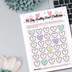 Puede incluir: Un desaf&iacute;o de 30 d&iacute;as para un coraz&oacute;n sano, imprimible, con un fondo rosa y corazones. El desaf&iacute;o incluye actividades como "Aparcar m&aacute;s lejos", "Programar un chequeo m&eacute;dico anual", "Intentar cocinar", "Comenzar un diario de gratitud", "Controlar el az&uacute;car en sangre", "A&ntilde;adir frijoles a las comidas", "Bailar 30 minutos", "Revisar los niveles de colesterol", "Tener un d&iacute;a sin cafe&iacute;na", "Estirar durante 10 minutos", "Comer tofu", "Probar k&eacute;fir", "Escuchar m&uacute;sica relajante", "Beber t&eacute; verde", "Re&iacute;r con un amigo", "Tomar las escaleras", "Tomar una clase de fitness", "Tener un d&iacute;a sin carne", "Dar un paseo de 50 minutos".