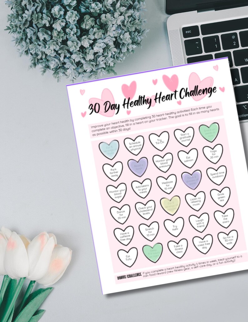Puede incluir: Un desaf&iacute;o de 30 d&iacute;as para un coraz&oacute;n sano, imprimible, con un fondo rosa y corazones. El desaf&iacute;o incluye actividades como "Aparcar m&aacute;s lejos", "Programar un chequeo m&eacute;dico anual", "Intentar cocinar", "Comenzar un diario de gratitud", "Controlar el az&uacute;car en sangre", "A&ntilde;adir frijoles a las comidas", "Bailar 30 minutos", "Revisar los niveles de colesterol", "Tener un d&iacute;a sin cafe&iacute;na", "Estirar durante 10 minutos", "Comer tofu", "Probar k&eacute;fir", "Escuchar m&uacute;sica relajante", "Beber t&eacute; verde", "Re&iacute;r con un amigo", "Tomar las escaleras", "Tomar una clase de fitness", "Tener un d&iacute;a sin carne", "Dar un paseo de 50 minutos".