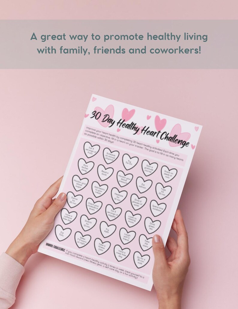 Puede incluir: Un desaf&iacute;o de 30 d&iacute;as para un coraz&oacute;n sano, impreso en rosa, con una cuadr&iacute;cula de 30 corazones. Cada coraz&oacute;n tiene una actividad diferente para completar, como "Beber 8 vasos de agua" o "Dar un paseo por la naturaleza".
