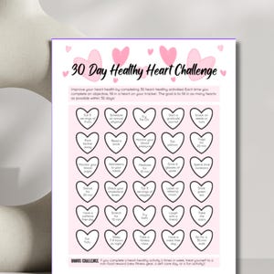 Puede incluir: Un desaf&iacute;o de 30 d&iacute;as para un coraz&oacute;n sano, imprimible, rosa y blanco, con un rastreador en forma de coraz&oacute;n. El desaf&iacute;o incluye 30 actividades saludables para el coraz&oacute;n, como comer frutas, programar actividad f&iacute;sica, controlar la presi&oacute;n arterial y tomar una clase de fitness. El texto "Bonus Challenge" est&aacute; en la parte inferior de la p&aacute;gina.