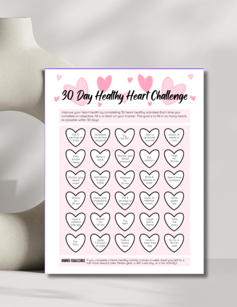 Puede incluir: Un desaf&iacute;o de 30 d&iacute;as para un coraz&oacute;n sano, imprimible, rosa y blanco, con un rastreador en forma de coraz&oacute;n. El desaf&iacute;o incluye 30 actividades saludables para el coraz&oacute;n, como comer frutas, programar actividad f&iacute;sica, controlar la presi&oacute;n arterial y tomar una clase de fitness. El texto "Bonus Challenge" est&aacute; en la parte inferior de la p&aacute;gina.
