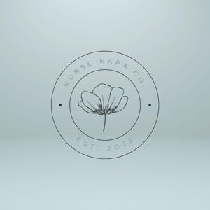Puede incluir: Logotipo en blanco y negro con un c&iacute;rculo y una flor en su interior. El texto alrededor del c&iacute;rculo dice "Nurse Napa Co. Est. 2022".