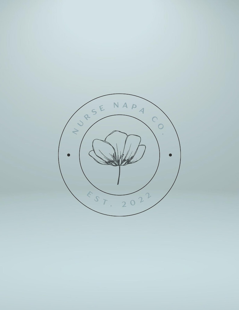 Puede incluir: Logotipo en blanco y negro con un c&iacute;rculo y una flor en su interior. El texto alrededor del c&iacute;rculo dice "Nurse Napa Co. Est. 2022".