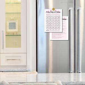 Puede incluir: Un desaf&iacute;o de 30 d&iacute;as para un coraz&oacute;n saludable, imprimible, con un esquema de color rosa y negro. El desaf&iacute;o incluye una cuadr&iacute;cula de 30 corazones para rellenar con h&aacute;bitos saludables. El texto "30 Day Healthy Heart Challenge" est&aacute; en la parte superior del imprimible.