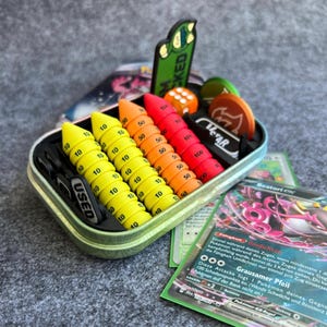 NUOVO inserto per mini scatola di latta Pokémon con (/senza) pennarello Budew| Spazio per segnalini danno, dadi e indicatori di stato | Adatto ai Minitin Pokémon ufficiali