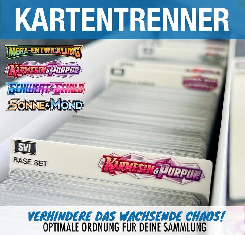 Peut inclure: Un s&eacute;parateur de cartes en plastique blanc pour le rangement de cartes &agrave; collectionner, avec le texte KARTENTRENNER en haut et SVI BASE SET avec le logo Karmesin & Purpur sur l'onglet. Le s&eacute;parateur est ins&eacute;r&eacute; dans une pile de cartes.