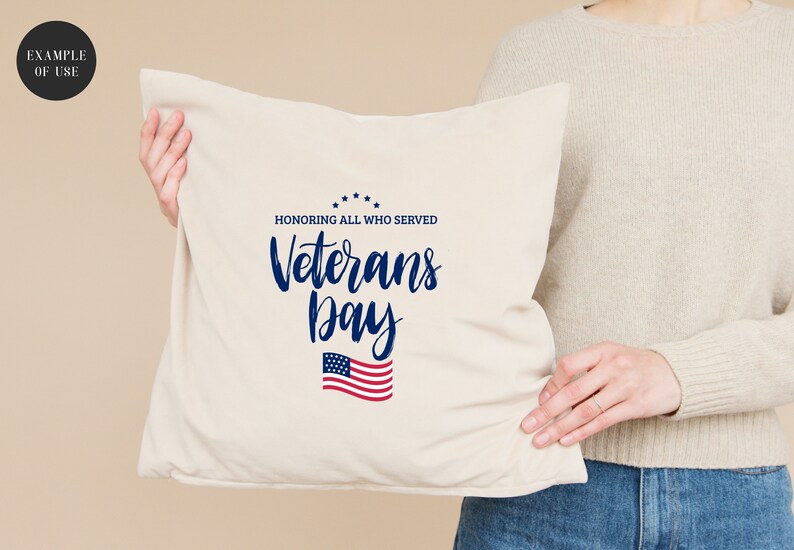 Puede incluir: Una almohada blanca con el texto "Honoring all who served Veterans Day" en letras azules y un gr&aacute;fico de la bandera estadounidense.