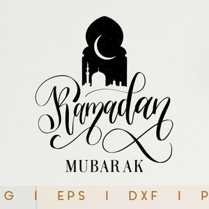 Puede incluir: Ilustración en blanco y negro de una mezquita con una luna creciente y estrellas. El texto "Ramadan Mubarak" está escrito en una escritura decorativa.