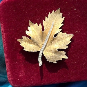 Vintage Unsigned PARK LANE Gold Tone & Silver Tone Rhinestone Maple Leaf Brooch