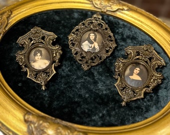 Prendi! Ritratti in miniatura vintage decorati con cornice in metallo di donne di epoca vittoriana realizzati in Italia