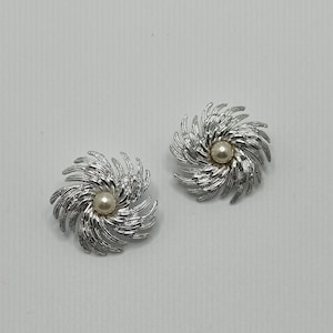 Pendientes de clip vintage de Sarah Coventry con forma de rueda de molino de perla sintética, de los años 60, en tono plateado.