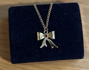 Vintage Gold Tone Bow Pendant Necklace Ruby Red Rhinestone 17.75”
