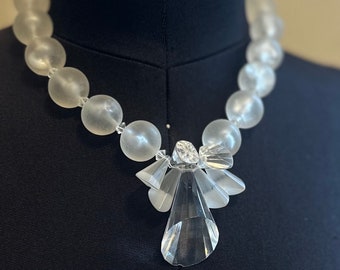 Collier Vintage Années 50 En Perles De Lucite Nervuré - Blanc Laiteux - Longueur 61-65 Cm