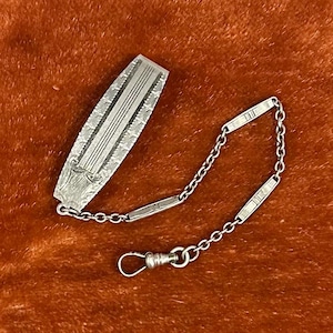 Antik art déco från 1923, signerad GLP Co. George L Paine, silverfärgad graverad bältesögla, klockarmband, hundklämma, 1920-tal