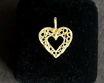 Colgante vintage de corazón abierto con filigrana de oro amarillo macizo de 14 k