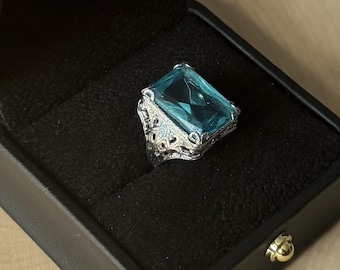 Anillo de cóctel vintage de cristal azul en tono plateado, estilo Art Déco, de la década de 1930, firmado por NEMCO. Talla US 2.75.