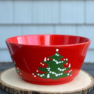 Cuenco para servir con forma de árbol de Navidad rojo de cerámica esmaltada de Waechtersbach, Alemania, años 70