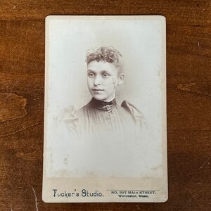 Antiguo de finales del siglo XIX H.B. Tucker's Mammoth Studio Worcester MA Tarjeta de gabinete Retrato de mujer joven 6.5x4.25