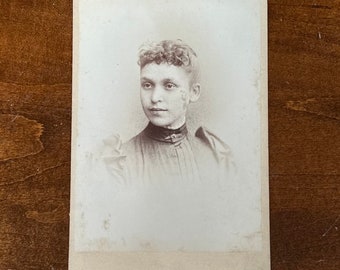 Antique Late 1800s H.B. Tucker’s Mammoth Studio Worcester MA Cabinet Card Portrait of Young Woman 6.5x4.25