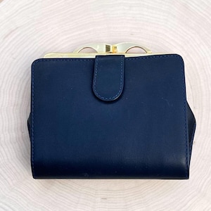 Monedero vintage LOEWE de piel azul marino y dorado, años 60, fabricado en España. Lodis Corporation