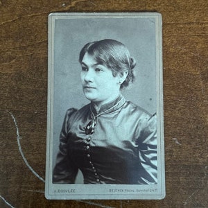 Zabytkowy XIX w. A. Schulze Beuthen Bahnhof – ul. 7 Niemiecki Carte de Viste Portret kobiety