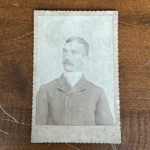 Antigo cartão de gabinete do final dos anos 1800 com bordas frisadas Retrato de um homem com bigode