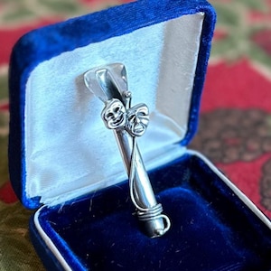 Spilla portafiori cilindrica in argento sterling firmata REO vintage, con maschere teatrali, commedia e tragedia, a forma di fiore all&#39;occhiello del teatro
