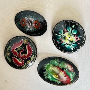 ¡Tú eliges! Broche vintage ruso de madera lacada en negro, pintado a mano y firmado por el artista. Redondo u ovalado.