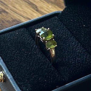 Vintage Solid 10K Yellow Gold & Faceted Green Peridot Ring US Size 6 3/4