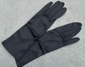 Vintage Midcentury SIDEL Black Fishnet Nylon Par de guantes de mujer hechos en Malta de longitud media