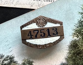 Insignia de chófer con licencia antigua de principios de 1900 ID No. 47513 Pin Nueva York NYC 1916