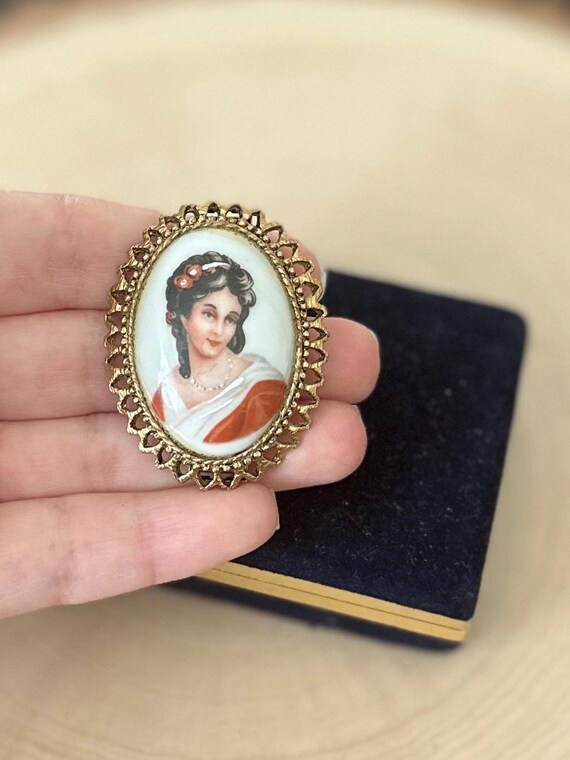 Broche Ancienne Limoges - Jeune Femme Songeuse En Porcelaine Peinte, Vintage, Bon état D'usage