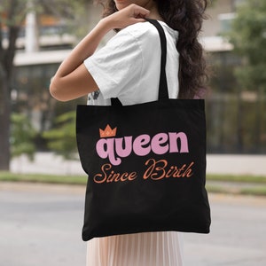 Sacola Queen Regal Royalty Vibes Rainha desde o nascimento Bolsa Exiba seu estilo majestoso com um toque de humor, ótimo para presentear e sacola de mercado