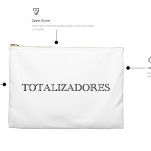 Pode incluir: Bolsa branca com z&iacute;per com puxador dourado e o texto "TOTALIZADORES" impresso em preto.