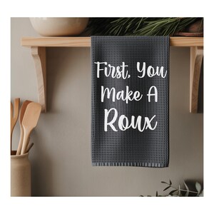 Lustiges Geschirrtuch | Zuerst eine Mehlschwitze zubereiten | Louisiana-Geschirrtuch | Cajun-Humor | Witziges Gastgeschenk | Lustiges Geschirrtuch | Geschenk für Mama