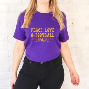 Lila und Gold Spieltag Tshirt - Fußball T-Shirt- Peace Love & Football Shirt- LSU Football Tee- Soft Tees- Geaux Tigers