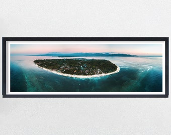Panorámica de la isla de Gili Air desde arriba, fotografía aérea panorámica del paisaje al atardecer.